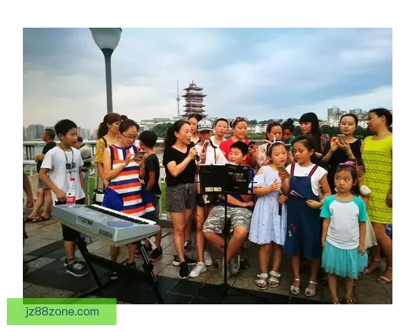 艾维街头演讲引关注 手持麦克风与路人分享独到见解与生活感悟 艾维街头演讲引关注 手持麦克风与路人分享独到见解与生活感悟